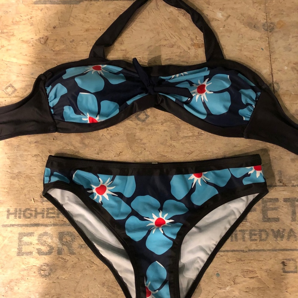 Brand New floral bikini. Medium.